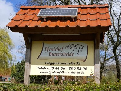 Werbetafel an der Einfahrt